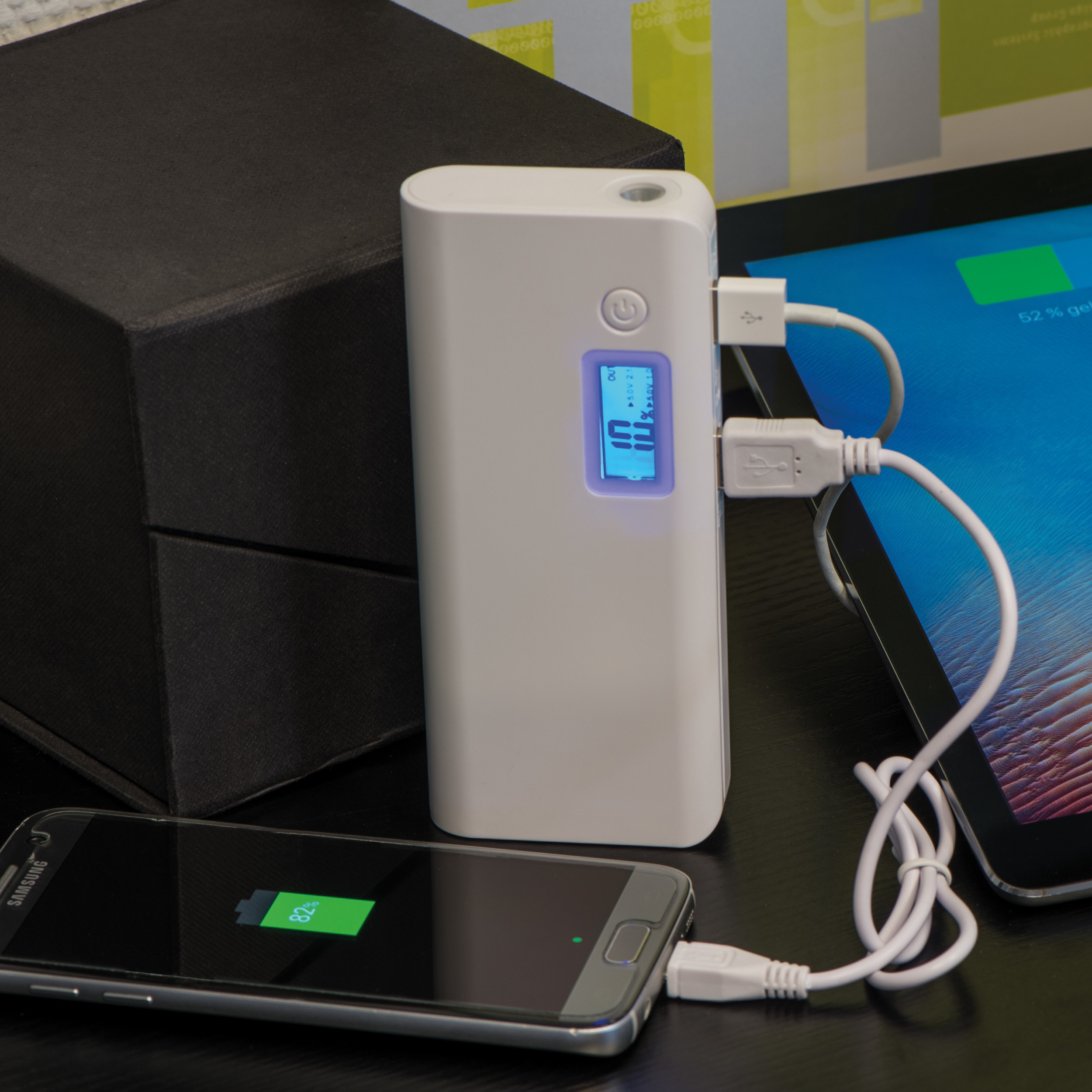 Powerbank 10000 mAh, LCD  zaslon s prikazom preostalog kapaciteta, 2 izlaza za punjenje, bijeli