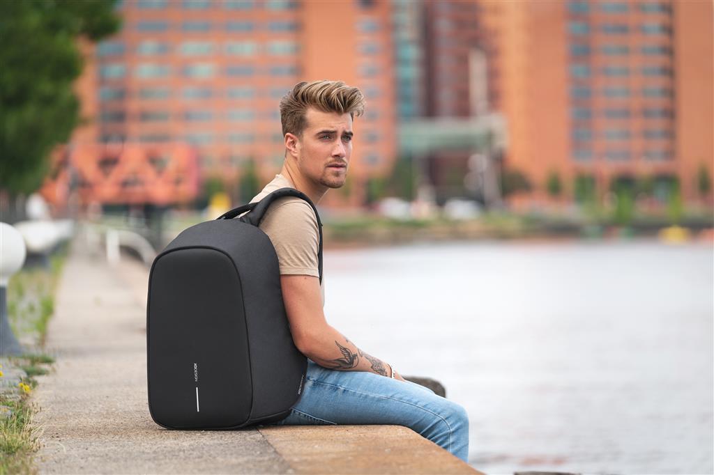 Ruksak Bobby Hero Regular, s pretincem za laptop, zaštita protiv krađe, 16L