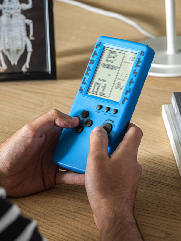 Prijenosna igraća konzola s 26 klasičnih igara