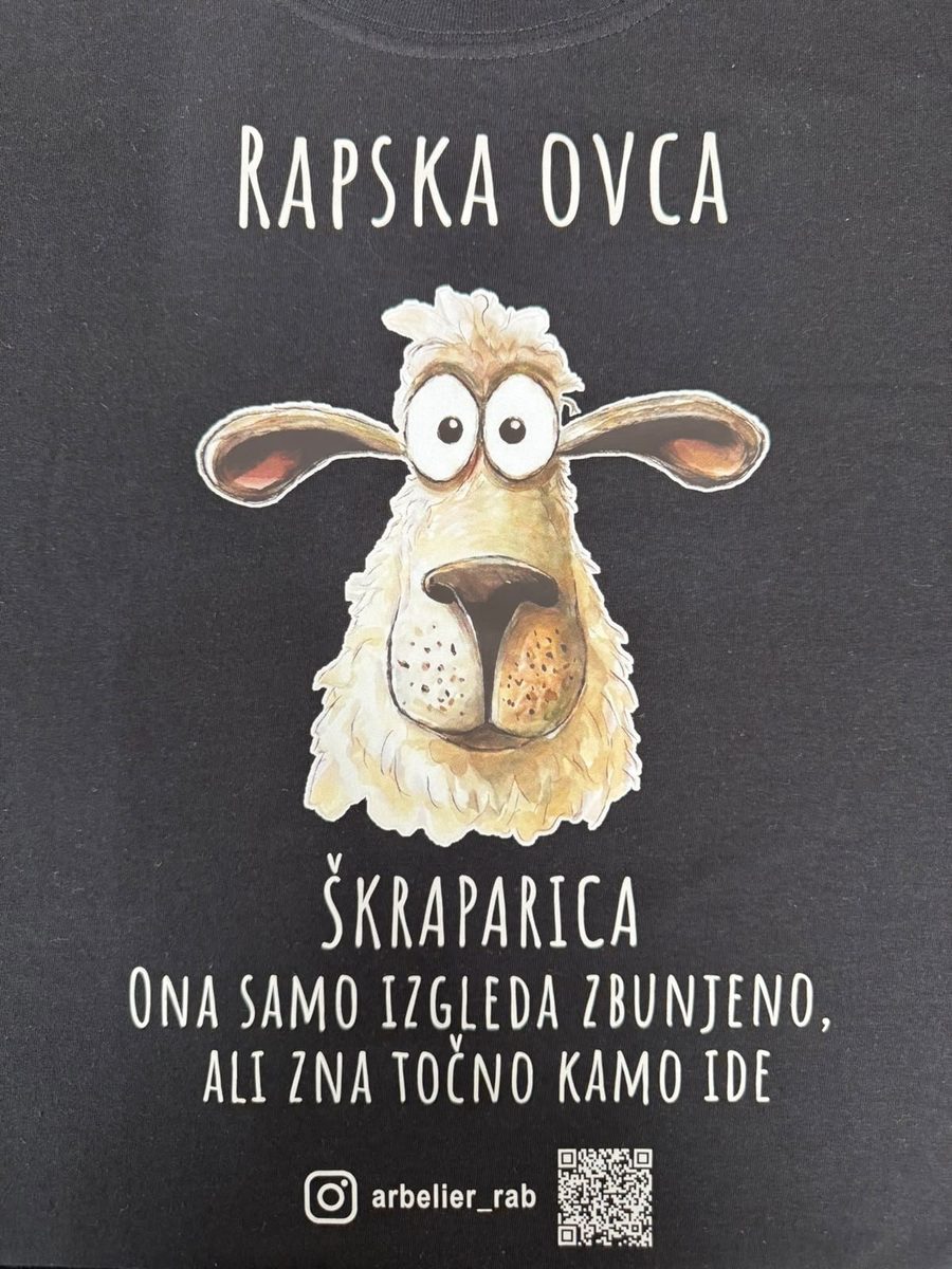 DTF tisak ilustracije ovce i teksta Rapska ovca na tamnoj majici