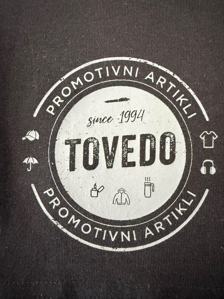 Tovedo logotip otisnut bijelom bojom na tamnoj majici